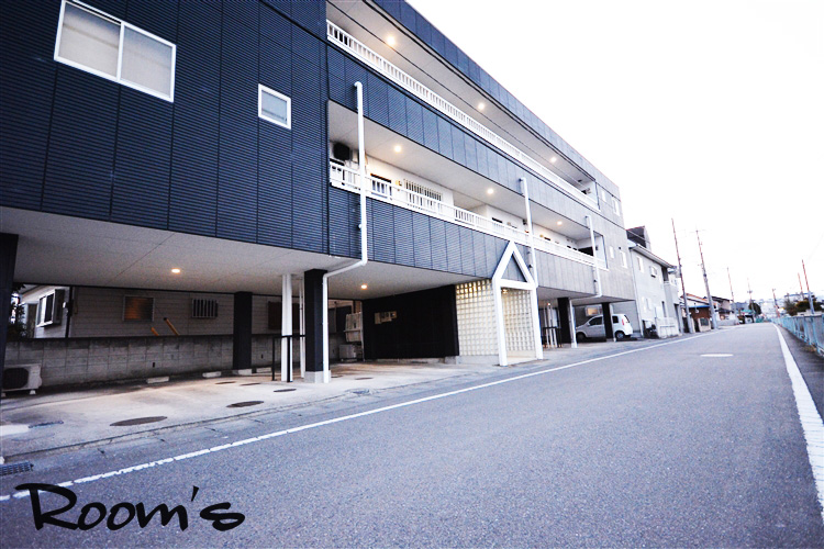 建物外観　屋根付き駐車場