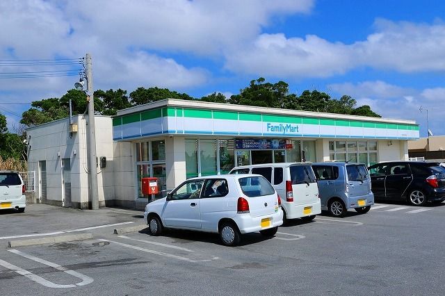 コンビニ　ファミリーマート座喜味店（コンビニ）まで220m