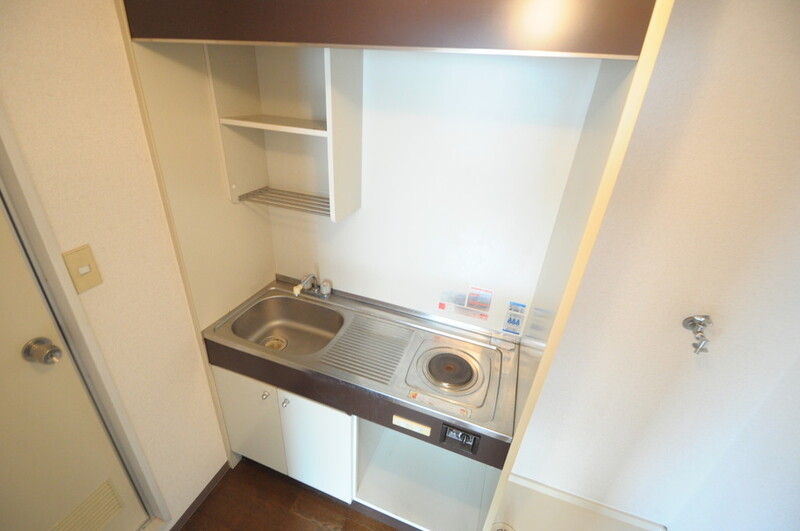 キッチン　シンプルなキッチンは電気コンロなので、お手入れも楽ちん