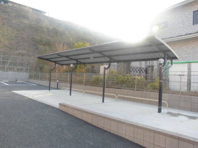 その他　＜敷地内屋根付駐輪場＞