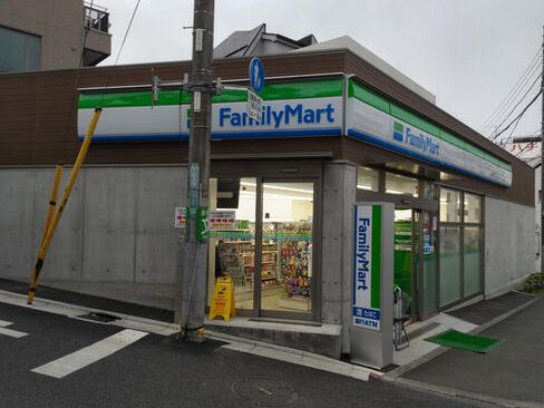 コンビニ　ファミリーマート三軒茶屋二丁目店（コンビニ）まで127m