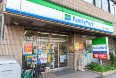 コンビニ　ファミリーマート 西ヶ原駅前店（コンビニ）まで200m