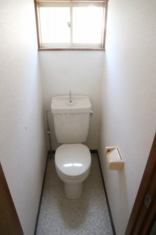 トイレ　換気が良い小窓付き