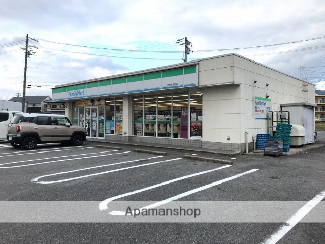 コンビニ　ファミリーマート（コンビニ）まで900m