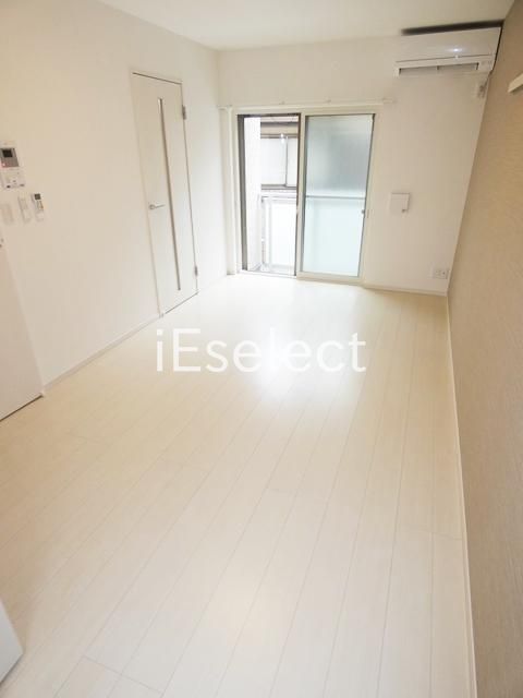 居室・リビング　アクセントクロスのおしゃれなお部屋です。