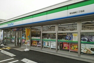 コンビニ　ファミリーマート草加瀬崎二丁目（コンビニ）まで400m