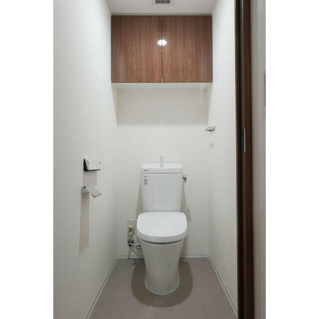 トイレ　落ち着いた色調のトイレです