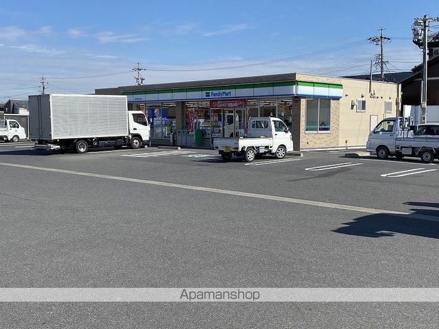 コンビニ　ファミリーマート（コンビニ）まで705m