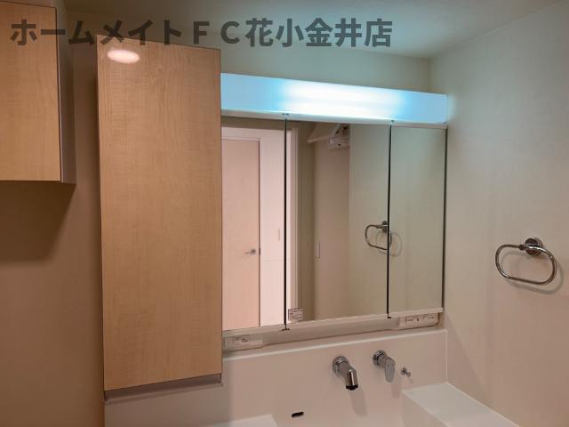 洗面設備　三面鏡