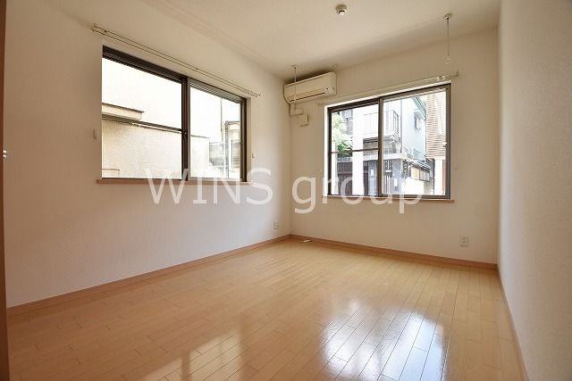 居室・リビング　明るい2面採光のお部屋です