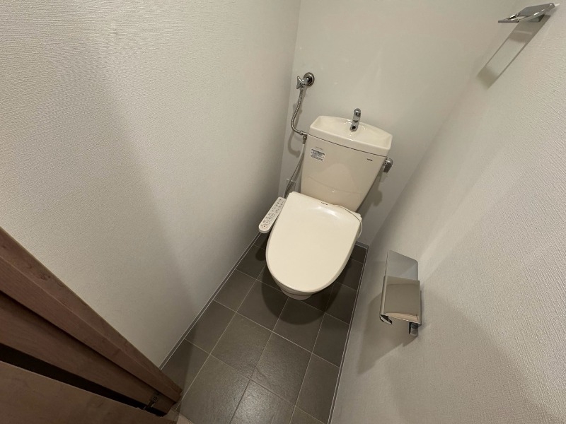 トイレ　こちらはトイレです。清潔感があり、安心して使用できます。