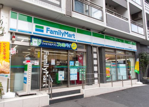 コンビニ　ファミリーマート 市谷柳町店（コンビニ）まで14m
