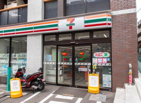 コンビニ　セブンイレブン 市谷柳町店（コンビニ）まで241m
