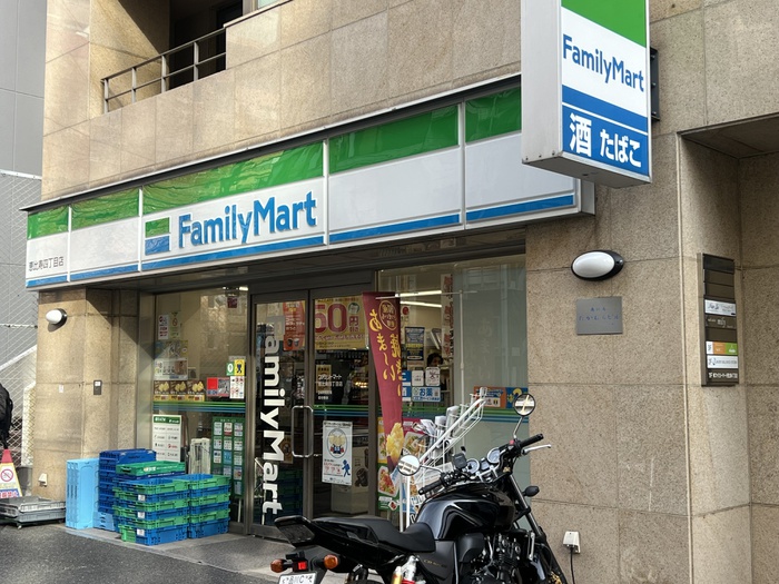 コンビニ　ファミリーマート恵比寿四丁目店（コンビニ）まで60m