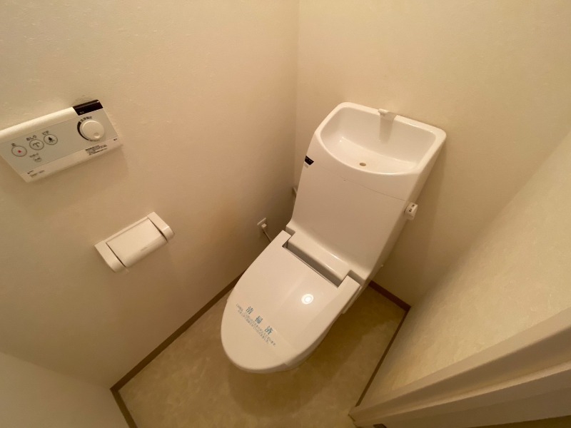 トイレ　シャワートイレになっているので快適です！