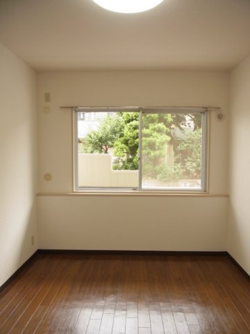 その他部屋・スペース　開放的な寝室です