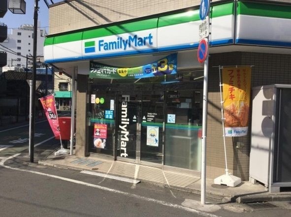 コンビニ　ファミリーマート四谷若葉店（コンビニ）まで212m