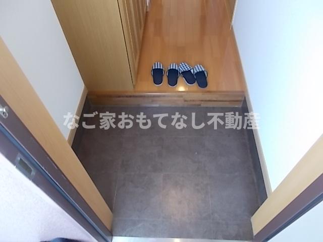 玄関　※写真は別号室
