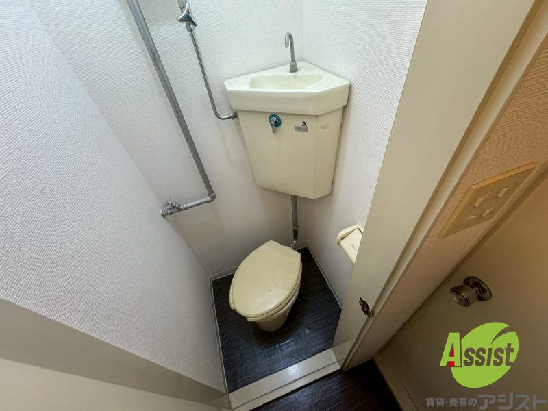 トイレ　こちらはトイレです。清潔感があり、安心して使用できます。