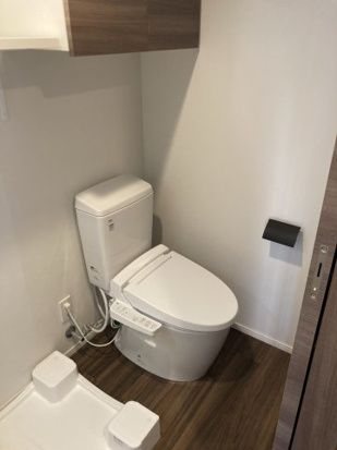 トイレ　※床・建具の色が異なる場合がございます