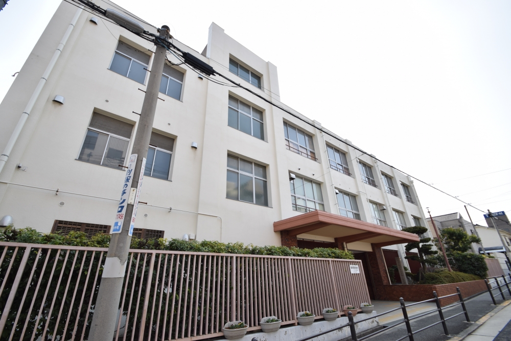 中学校　大阪市立高津中学校（中学校）まで608m