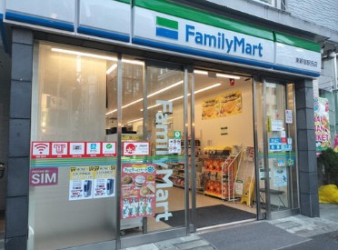 コンビニ　ファミリーマート東新宿駅西店（コンビニ）まで122m