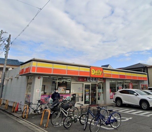 コンビニ　デイリーヤマザキ平野本町店・少しレアな感じがまたいい♪（コンビニ）まで712m
