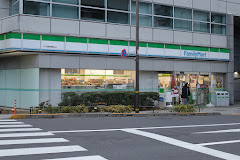 コンビニ　ファミリーマート千住警察署前店（コンビニ）まで126m