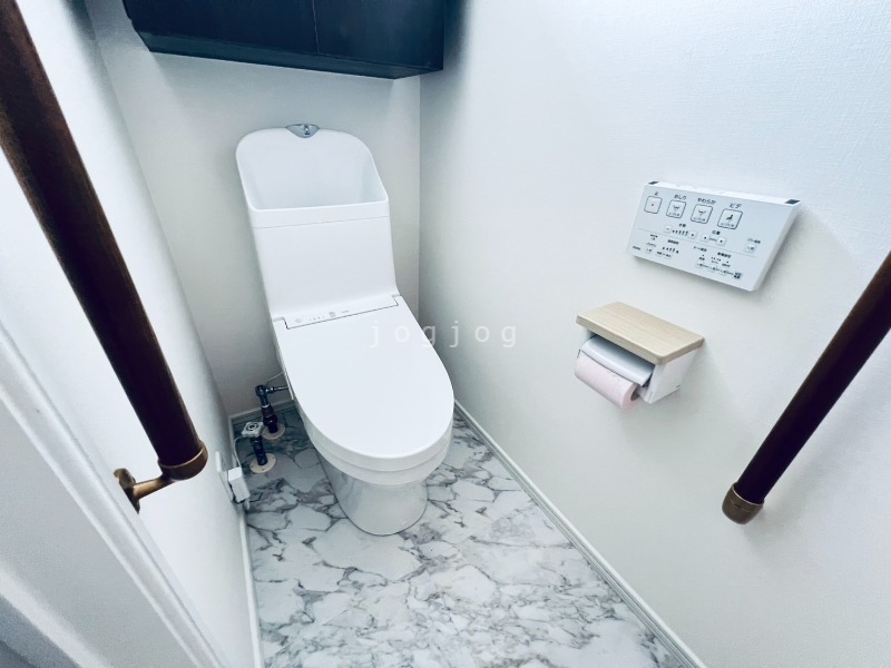トイレ　嬉しい温水洗浄便座付きのトイレです。