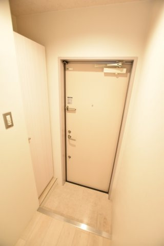 玄関　同物件、別部屋のお写真となります。ご参考までにご覧ください。