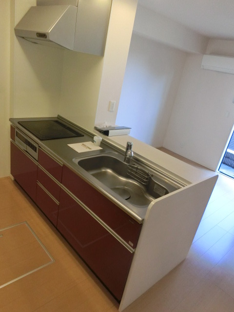 キッチン　背面には普段使わない調理器具を収納できるスペースが有ります。