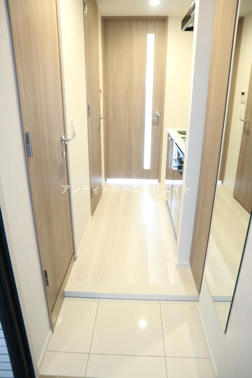 玄関　同タイプ別階部屋写真