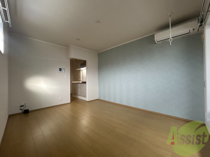 居室・リビング　アクセントクロスがオシャレなお部屋です。
