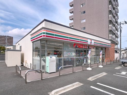 コンビニ　セブンイレブン 高知神田川橋店（コンビニ）まで28m