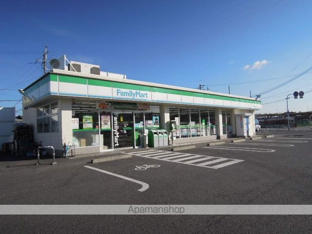 コンビニ　ファミリーマート（コンビニ）まで683m