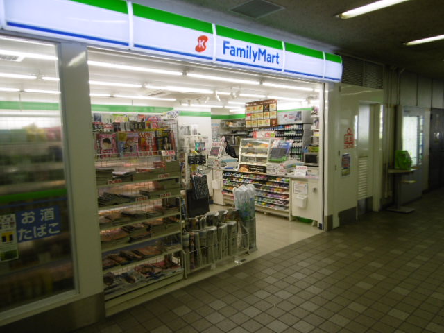 コンビニ　ファミリーマート　近鉄吉田改札外店（コンビニ）まで667m
