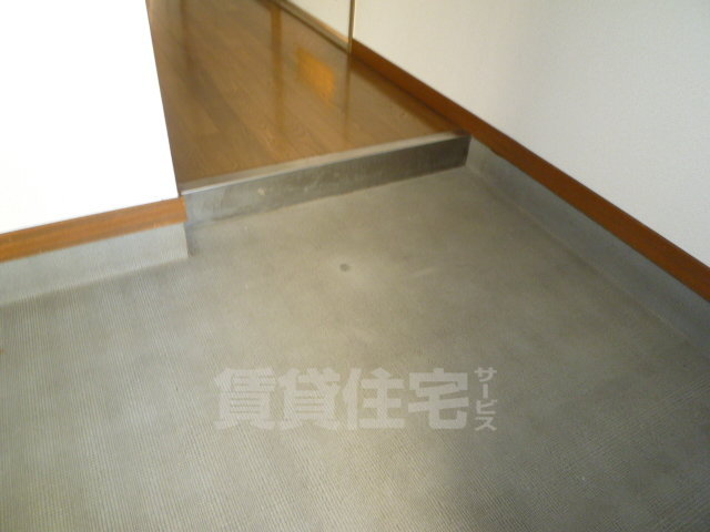 京阪本線 香里園駅 バス乗車時間：15分 最寄りバス停で下車 徒歩4分 4階建 築38年の玄関写真