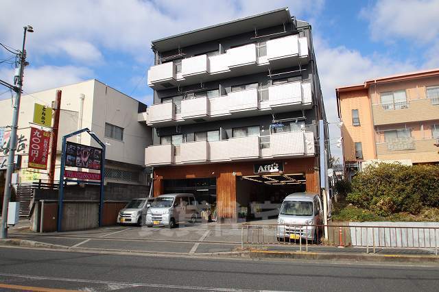 京阪本線 香里園駅 バス乗車時間：15分 最寄りバス停で下車 徒歩4分 築38年