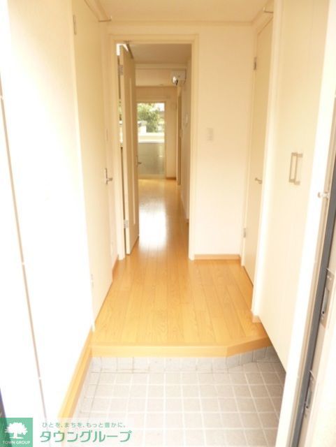 玄関　同仕様のお部屋の写真です。