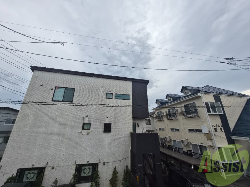 バルコニー　窓からは綺麗で大きな空が良く見えます。