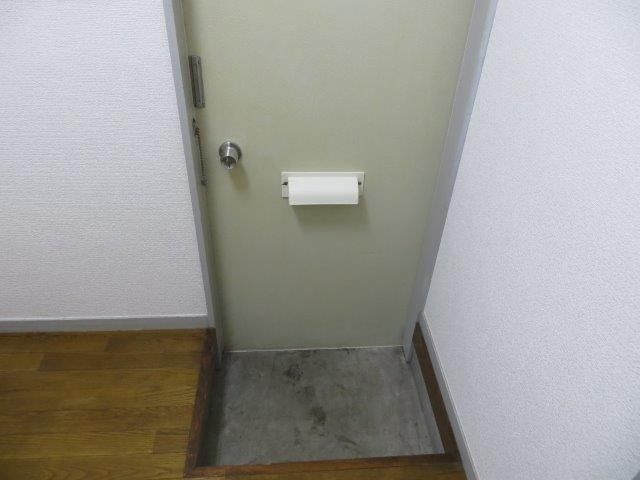 小田急線 下北沢駅 徒歩10分 2階建 築32年の玄関写真
