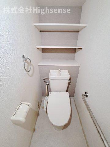 トイレ　落ち着いた色調のトイレです