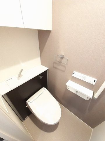 トイレ　落ち着いた色調のトイレです