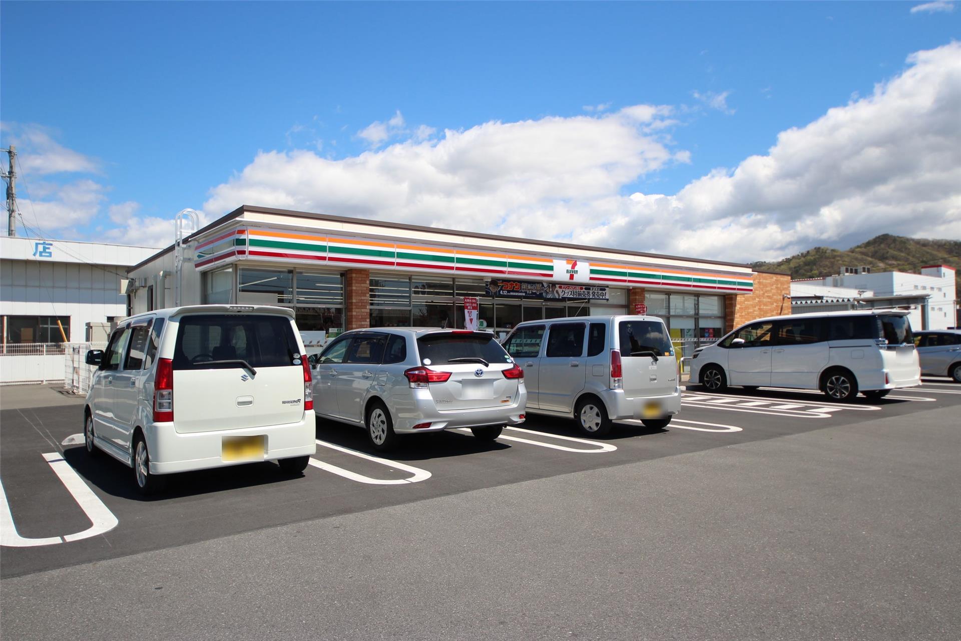 コンビニ　セブンイレブン足利東山店（コンビニ）まで303m