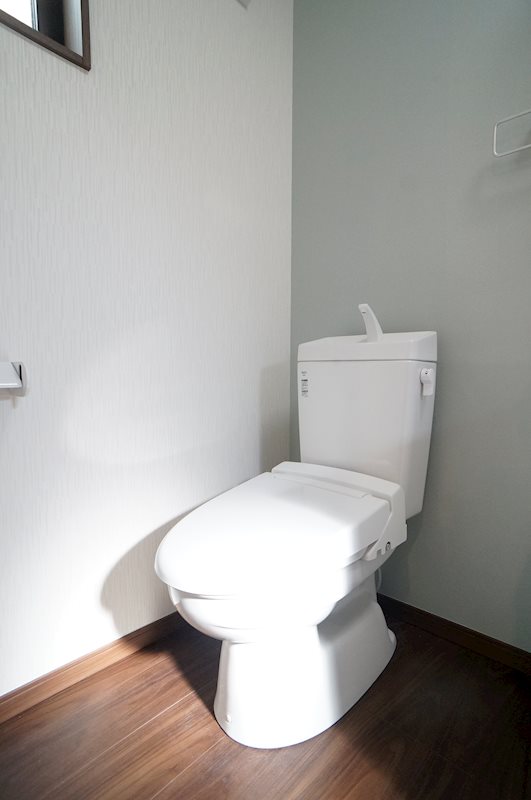 トイレ　温水洗浄便座付きのトイレです。