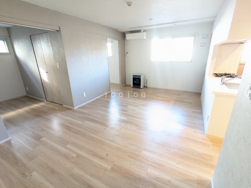 その他部屋・スペース　窓から明るい光が差し込みます。