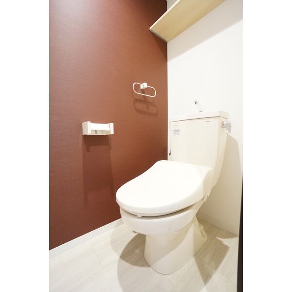 トイレ　落ち着いた色調のトイレです