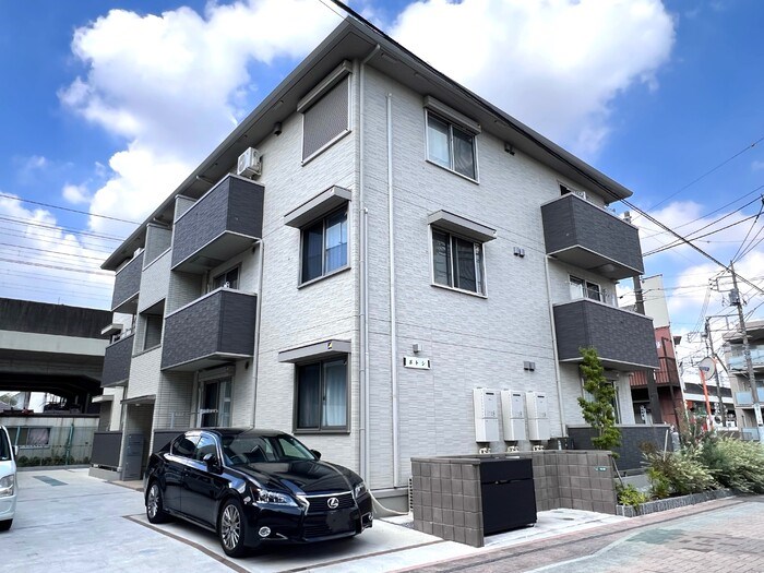 建物外観　草加駅徒歩７分（５６０ｍ）