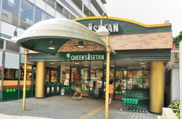 スーパー　クイーンズ伊勢丹小石川店（スーパー）まで379m