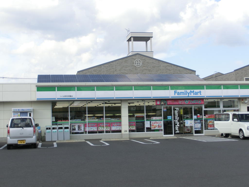 コンビニ　ファミリーマート（コンビニ）まで835m